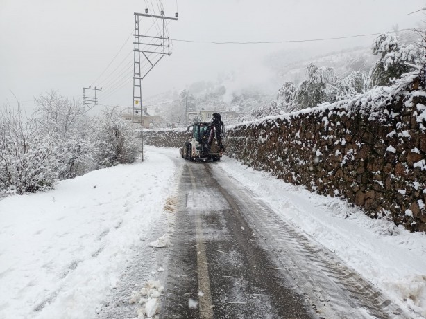Foto - Kar yükünü kaldıramayan ahır çöktü, hayvanlar telef oldu!