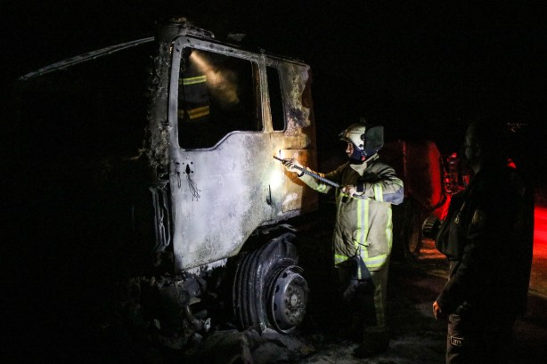 Foto - Kara yolunda büyük tehlike! Asit yüklü tanker devrildi