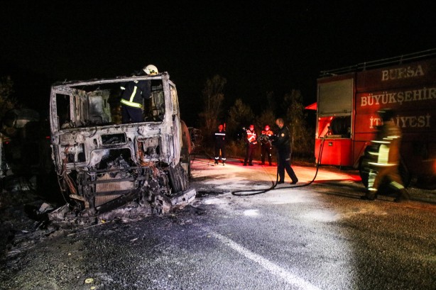 Foto - Kara yolunda büyük tehlike! Asit yüklü tanker devrildi