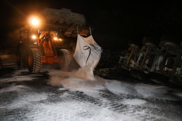Foto - Kara yolunda büyük tehlike! Asit yüklü tanker devrildi