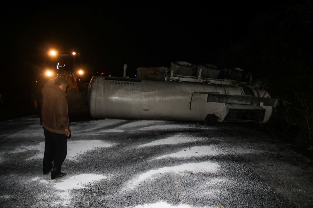 Foto - Kara yolunda büyük tehlike! Asit yüklü tanker devrildi