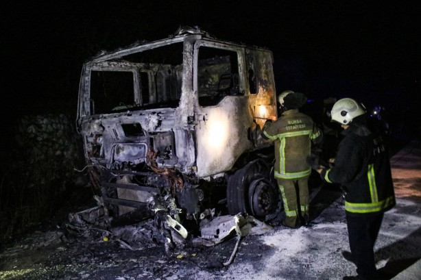 Kara yolunda büyük tehlike! Asit yüklü tanker devrildi