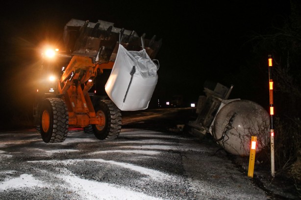 Foto - Kara yolunda büyük tehlike! Asit yüklü tanker devrildi