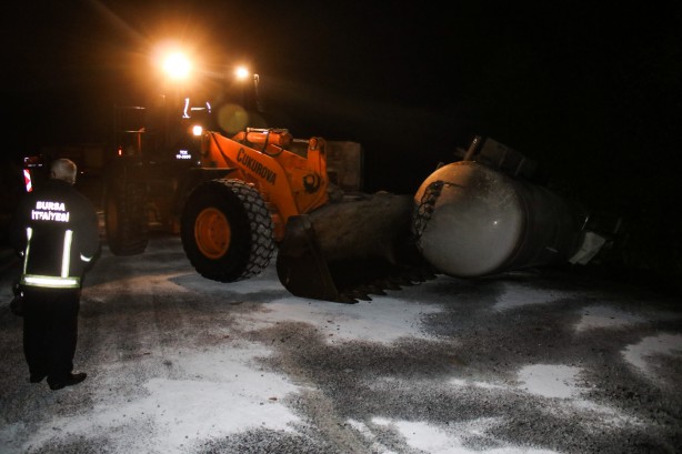 Foto - Kara yolunda büyük tehlike! Asit yüklü tanker devrildi