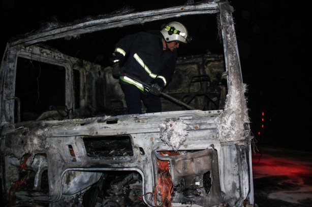 Foto - Kara yolunda büyük tehlike! Asit yüklü tanker devrildi