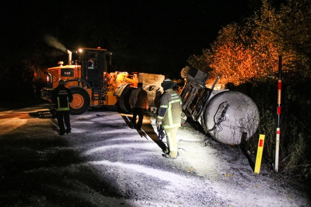 Foto - Kara yolunda büyük tehlike! Asit yüklü tanker devrildi