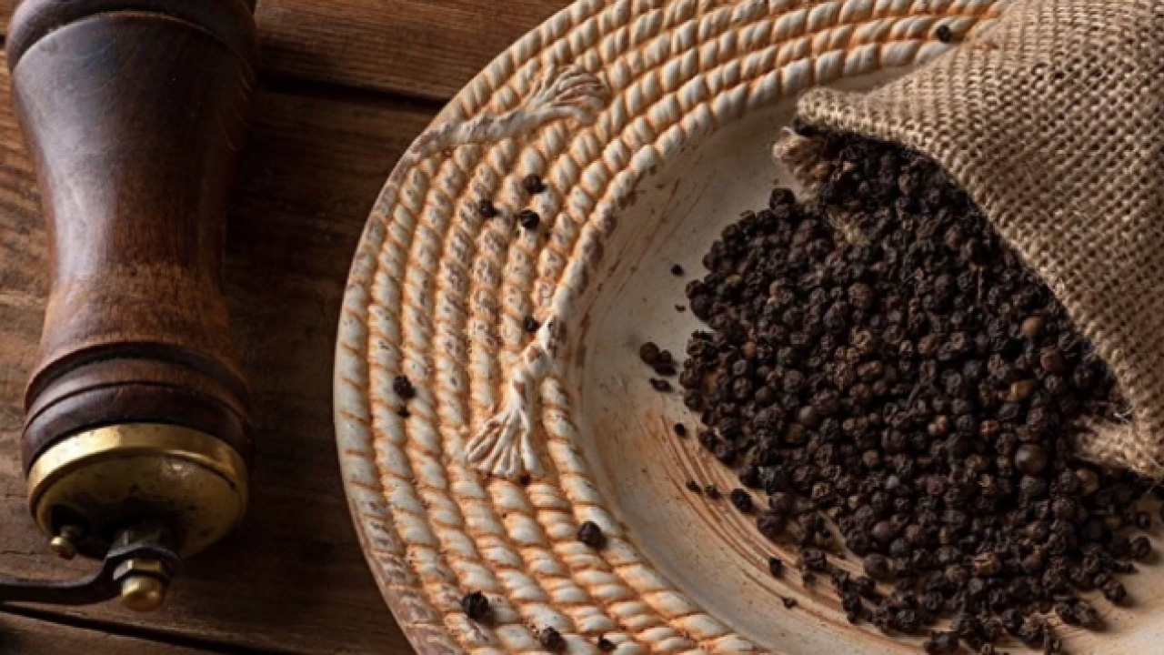 Karabiber yağ yakımına hız kazandırıyor: Karabiberi böyle tüketenler, bilinmeyen bu etkisine şaşıracaksınız