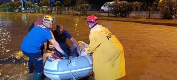 Foto - Karabük, Venedik'e döndü! Vatandaşlar botlarla kurtarıldı