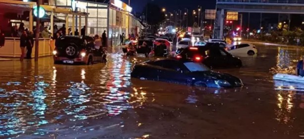 Foto - Karabük, Venedik'e döndü! Vatandaşlar botlarla kurtarıldı