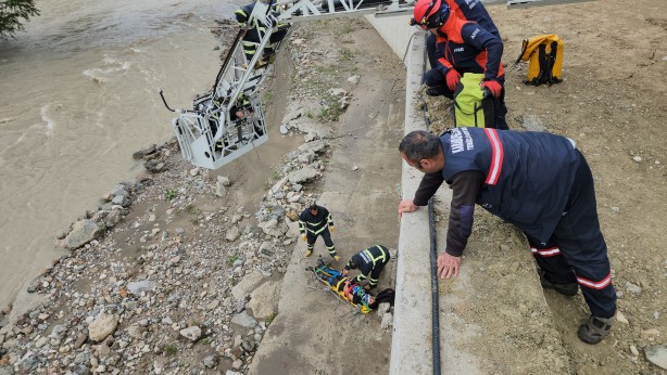 Foto - Karabük'te 15 metreden düşen genci itfaiye böyle kurtardı
