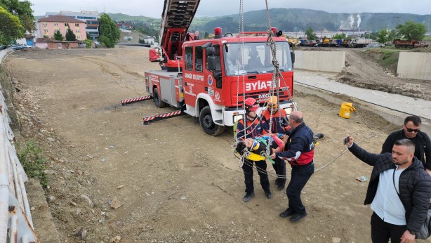Foto - Karabük'te 15 metreden düşen genci itfaiye böyle kurtardı