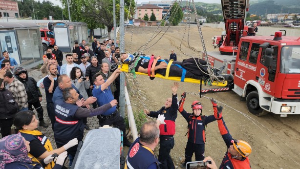 Karabük'te 15 metreden düşen genci itfaiye böyle kurtardı