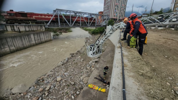 Foto - Karabük'te 15 metreden düşen genci itfaiye böyle kurtardı