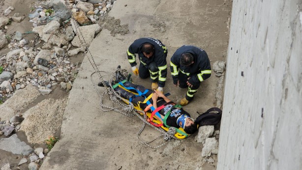 Foto - Karabük'te 15 metreden düşen genci itfaiye böyle kurtardı