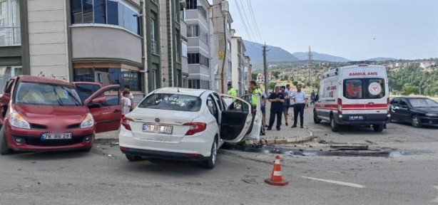 Karabük'te iki otomobil çarpıştı: 5 yaralı