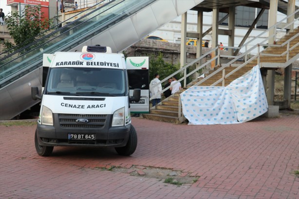 Foto - Karabük'te korkunç olay! Yürüyen merdivenin altında bebek cesedi bulundu! Annenin şu rezil ifadesine bakın
