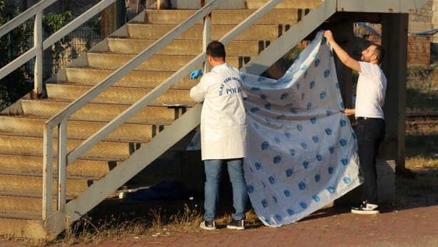 Foto - Karabük'te korkunç olay! Yürüyen merdivenin altında bebek cesedi bulundu! Annenin şu rezil ifadesine bakın