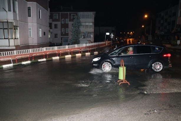 Karabük'te sağanak su baskınlarına neden oldu