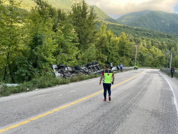 Foto - Karabük'te tır devrildi
