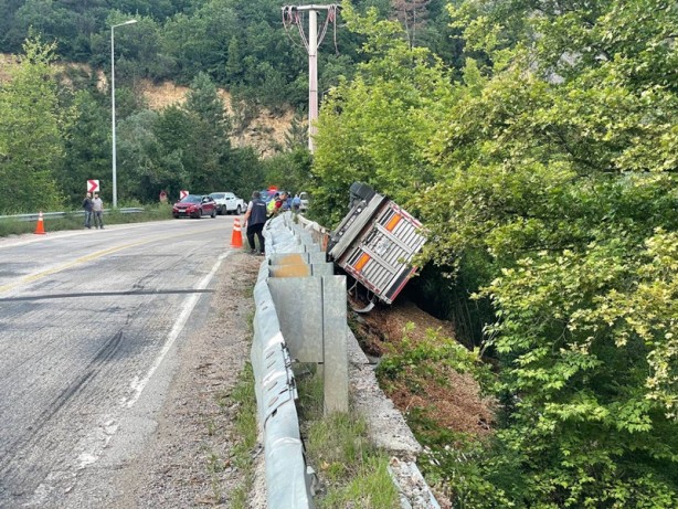 Foto - Karabük'te tır devrildi