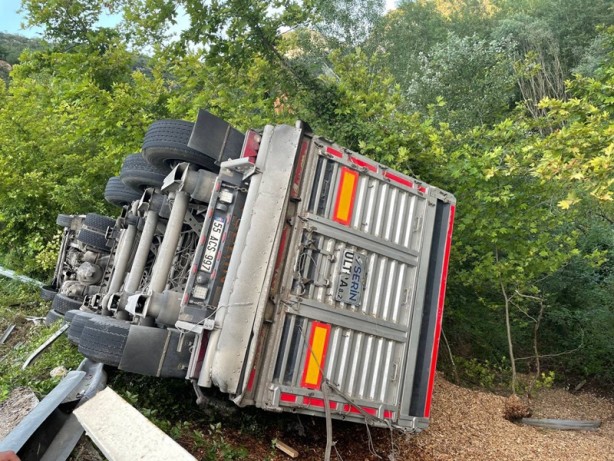 Karabük'te tır devrildi