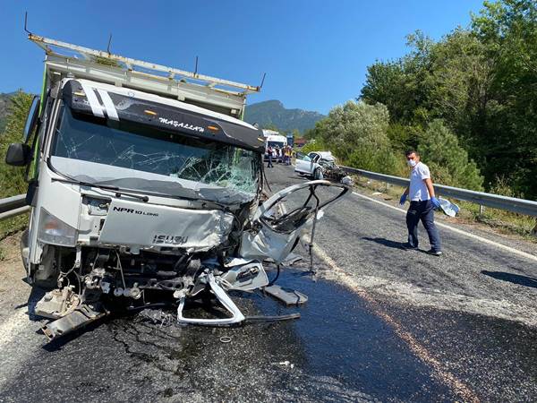Foto - Karabük'te trafik kazası: 2 kişi öldü 3 kişi yaralandı