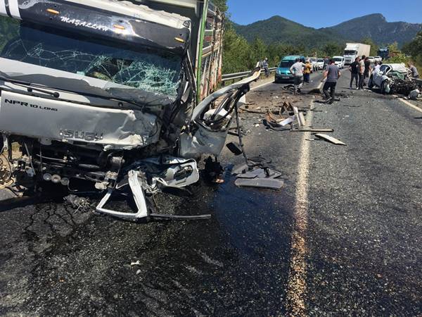 Foto - Karabük'te trafik kazası: 2 kişi öldü 3 kişi yaralandı