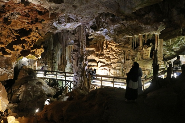 Karaca Mağarası'na bayramda ziyaretçi akını