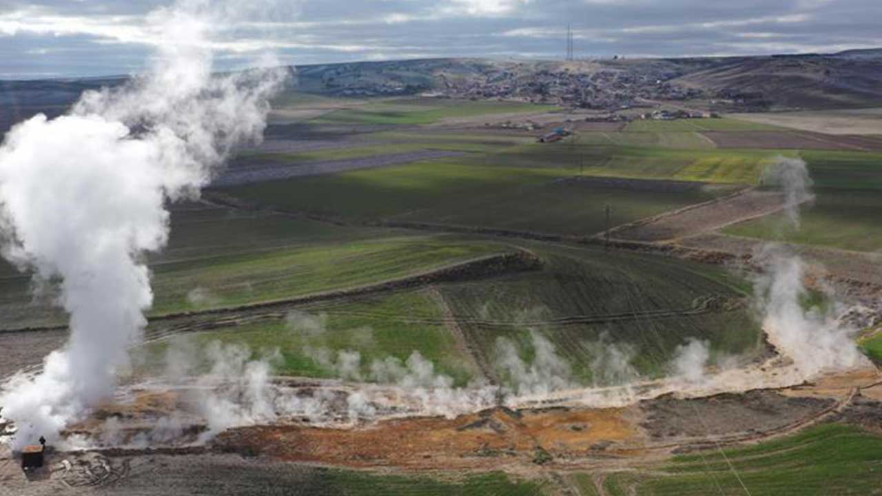 Foto - Karacabey'de herkes nefesini tuttu: Yerin altından petrol gibi fışkıracak