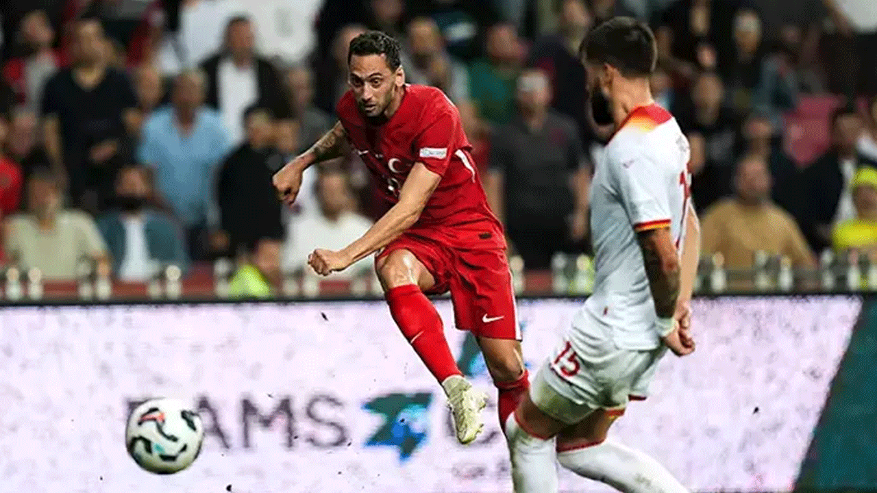 Foto - Karadağ maçının ardından Türk yıldıza zehir zemberek sözler! "Yerlerde sürünen performansı yüzünden..."