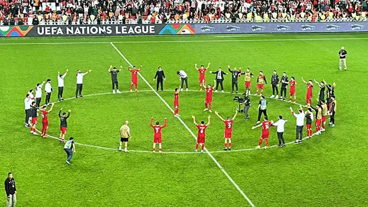 Foto - Karadağ maçının ardından Türk yıldıza zehir zemberek sözler! "Yerlerde sürünen performansı yüzünden..."