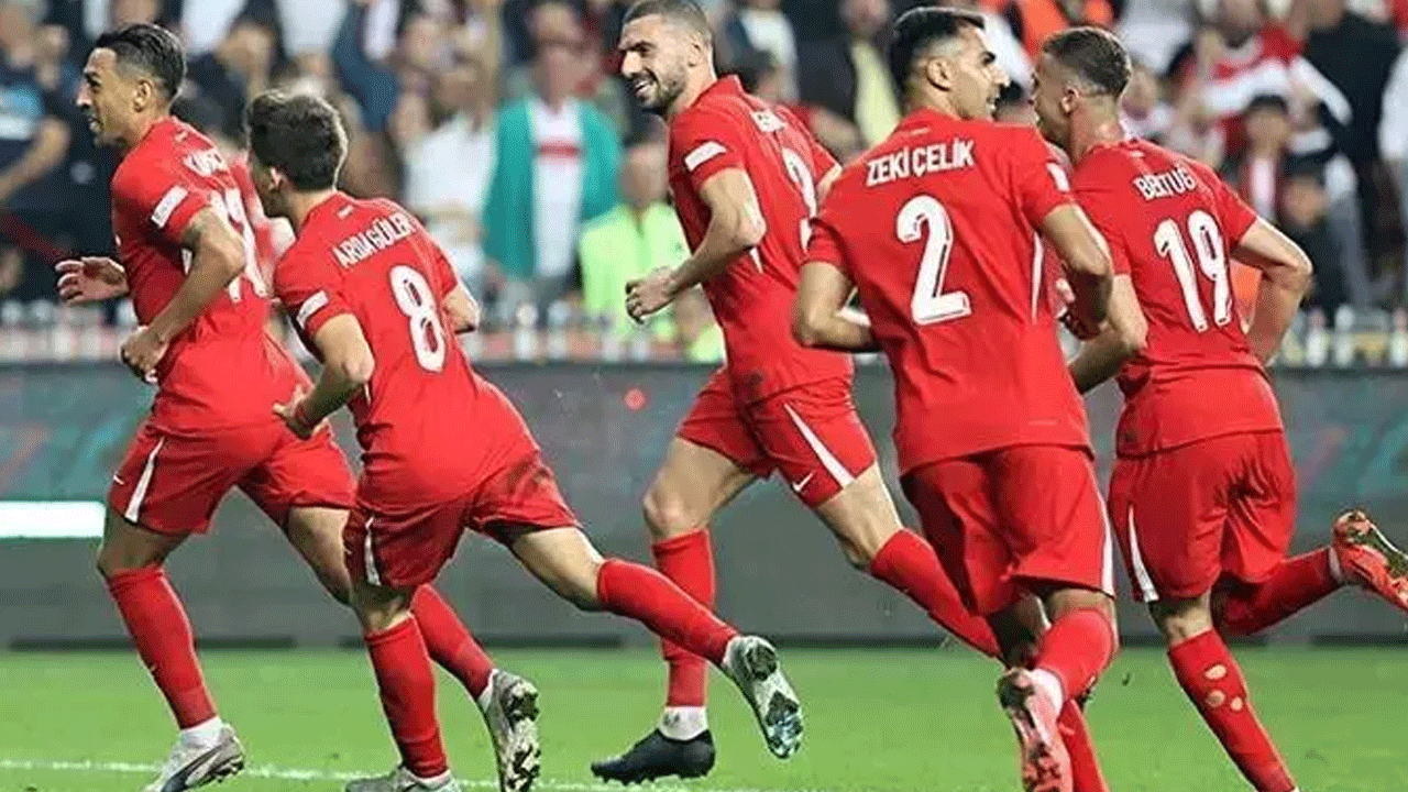 Foto - Karadağ maçının ardından Türk yıldıza zehir zemberek sözler! "Yerlerde sürünen performansı yüzünden..."