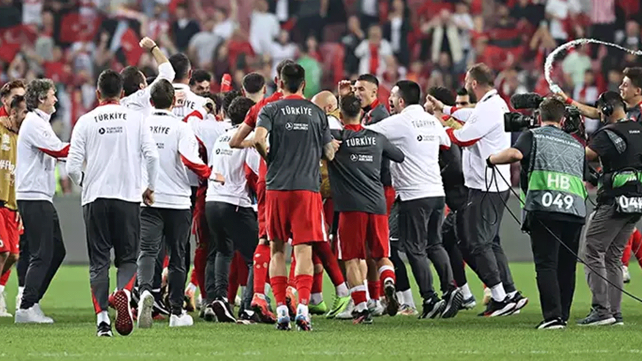 Foto - Karadağ maçının ardından Türk yıldıza zehir zemberek sözler! "Yerlerde sürünen performansı yüzünden..."