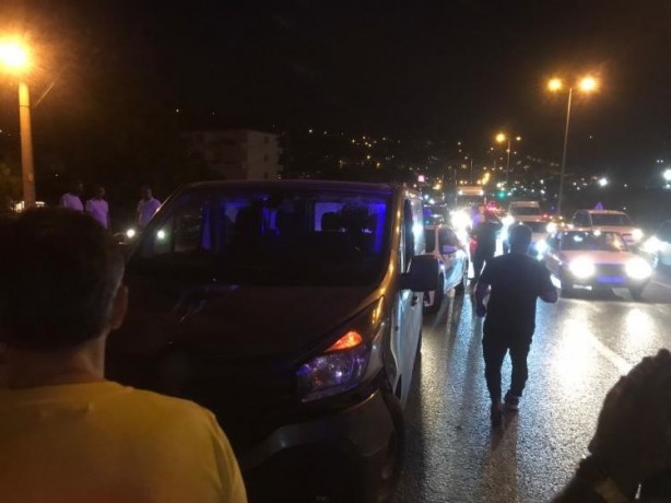 Foto - Karadeniz Ereğli'de park halindeki tırlara çarpan araç hurdaya döndü