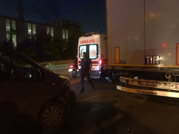 Karadeniz Ereğli'de park halindeki tırlara çarpan araç hurdaya döndü