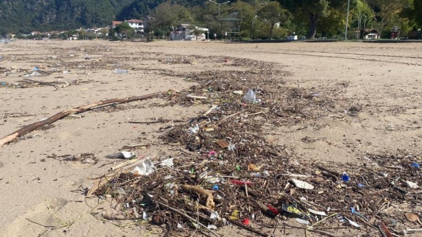 Foto - Karadeniz korkuttu! Rengi kırmızıya döndü