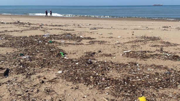 Foto - Karadeniz korkuttu! Rengi kırmızıya döndü