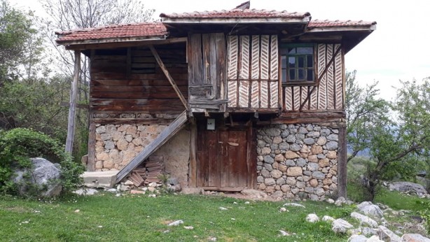 Karadeniz köylerindeki geleneksel 'Kandil Evler' zamana direniyor