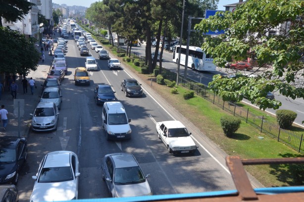 Foto - Karadeniz Sahil Yolu'nda bayram yoğunluğu