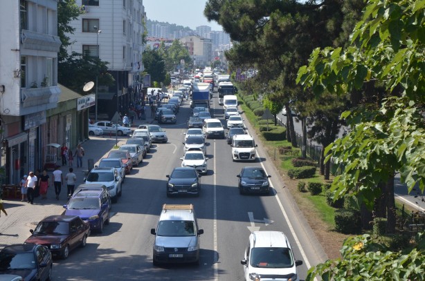Foto - Karadeniz Sahil Yolu'nda bayram yoğunluğu