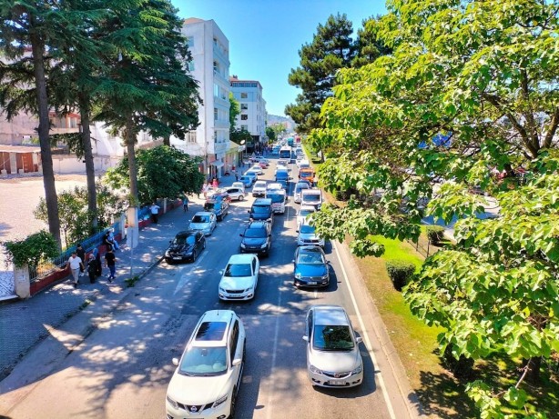 Foto - Karadeniz Sahil Yolu'nda bayram yoğunluğu