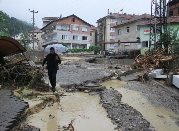 Foto - Karadeniz sele teslim: Dereler taştı, yollar göle döndü