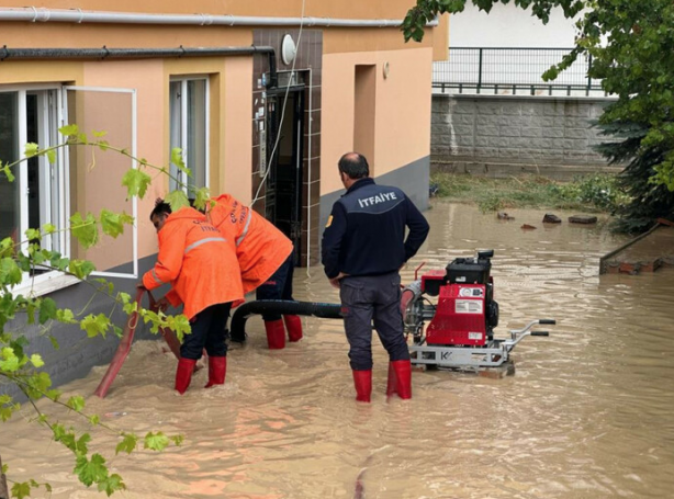 Foto - Karadeniz sele teslim: Dereler taştı, yollar göle döndü