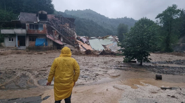 Foto - Karadeniz sele teslim: Dereler taştı, yollar göle döndü