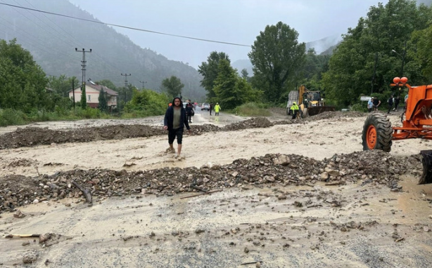 Foto - Karadeniz sele teslim: Dereler taştı, yollar göle döndü