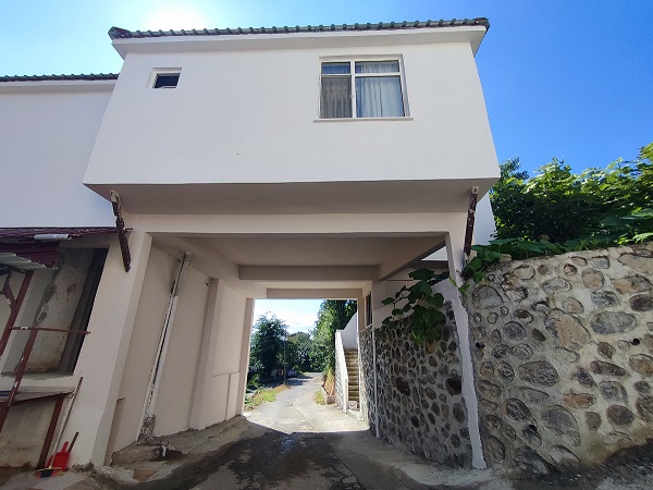 Karadeniz usulü yol! Bakın yol nereden geçiyor