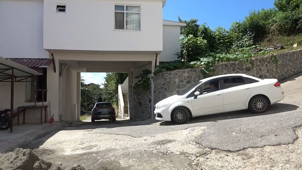 Foto - Karadeniz usulü yol! Bakın yol nereden geçiyor