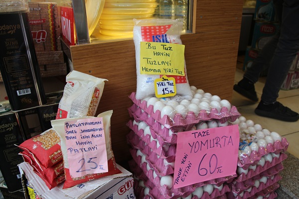 Karadeniz zekası iş başında! Bu şarküteriye giren kahkahalarla çıkıyor