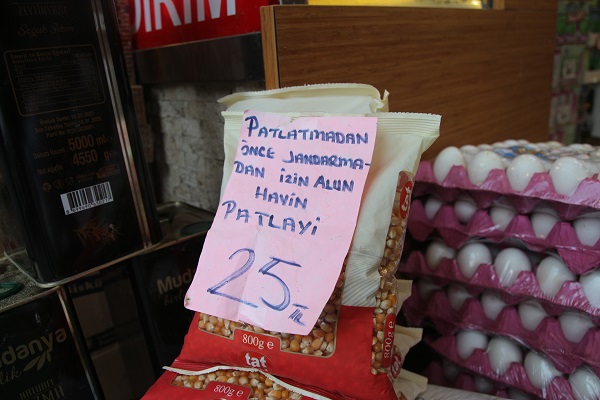 Foto - Karadeniz zekası iş başında! Bu şarküteriye giren kahkahalarla çıkıyor