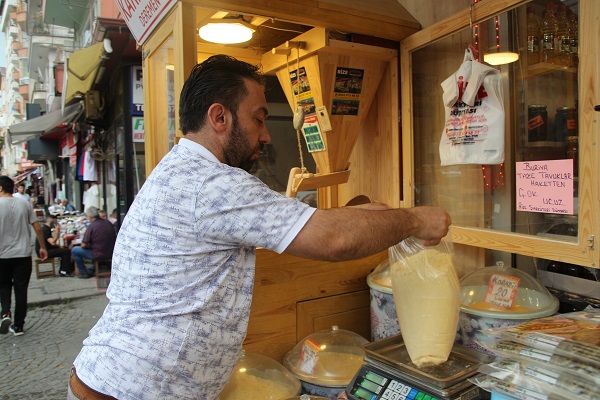 Foto - Karadeniz zekası iş başında! Bu şarküteriye giren kahkahalarla çıkıyor